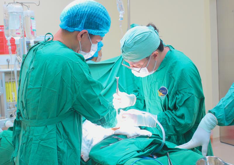Người phụ nữ trẻ suýt mất mạng sau 3 ngày tự điều trị đau bụng- Ảnh 2.