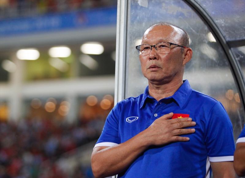 Sự trùng hợp đến khó tin: Ông Park Hang-seo đối đầu ông Troussier, cầu thủ bị nhận thẻ đỏ nay là HLV tuyển Việt Nam- Ảnh 2.