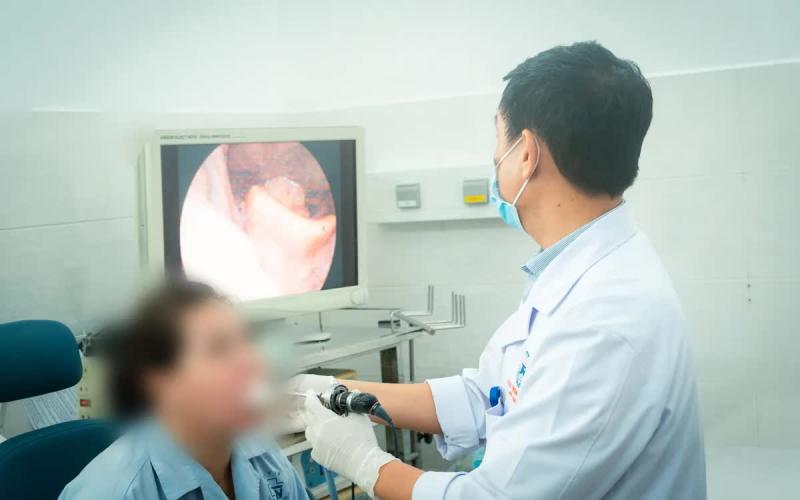 Tự xử lý hóc xương cá bằng mẹo dân gian: Nguy cơ phù nề thanh quản, đe dọa tính mạng- Ảnh 1.