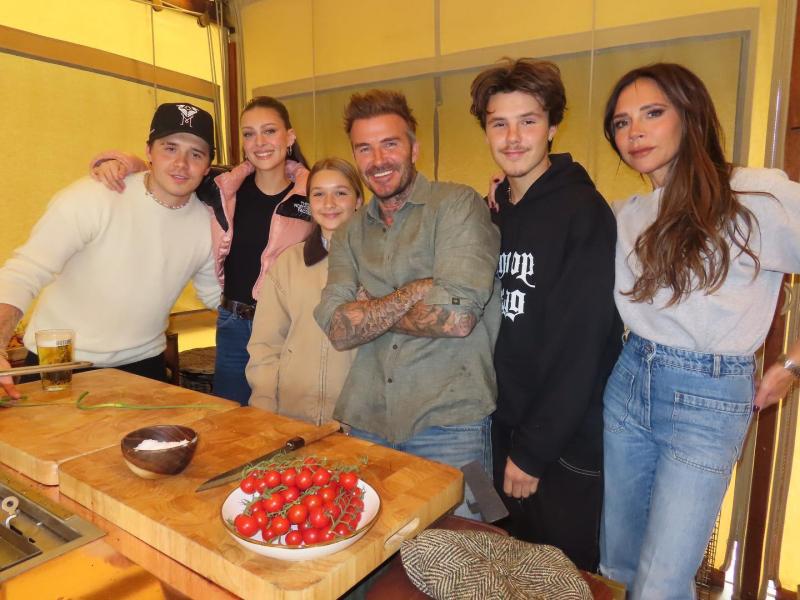 David Beckham - Victoria và vợ chồng con cả từng ấm áp thế này trước khi Brooklyn 