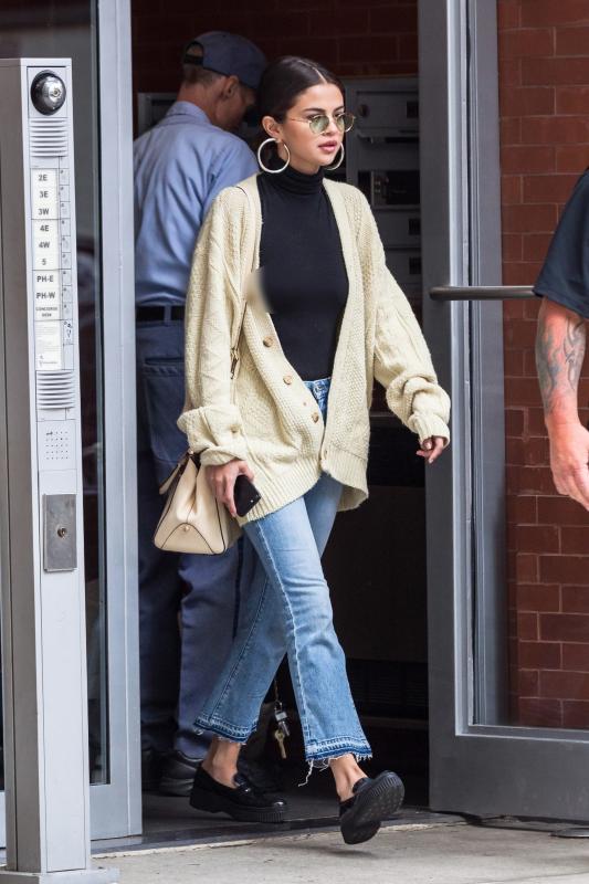 Mặc quần jeans là phải khéo như Selena Gomez với 4 công thức đơn giản mà tôn dáng, đẹp xuất sắc- Ảnh 5.