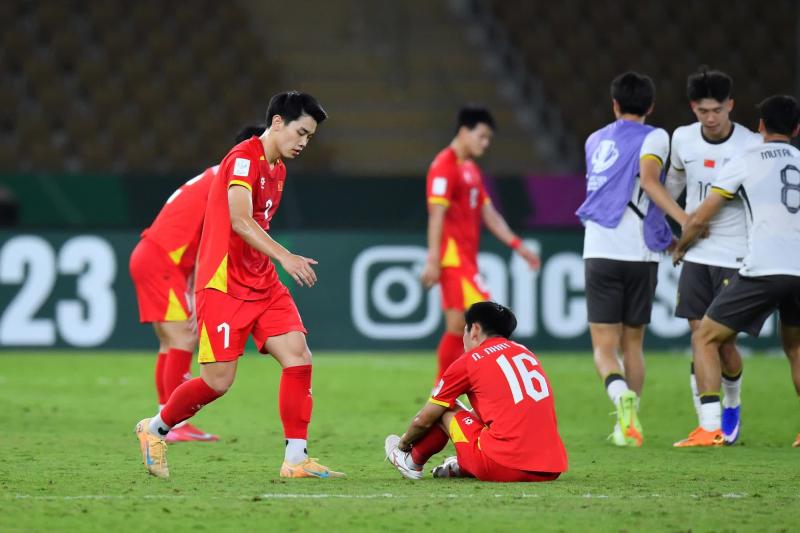 Thấy mà thương: Đình Bắc tới kéo đồng đội đứng lên nhưng chính anh lại cúi gập người, lau nước mắt sau thất bại- Ảnh 2.
