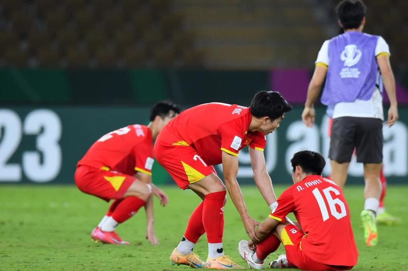 Thấy mà thương: Đình Bắc tới kéo đồng đội đứng lên nhưng chính anh lại cúi gập người, lau nước mắt sau thất bại- Ảnh 1.