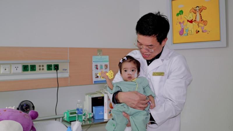 Lá gan của mẹ và phép màu hồi sinh bé gái chưa đầy 1 tuổi, nặng 5,3 kg- Ảnh 3.
