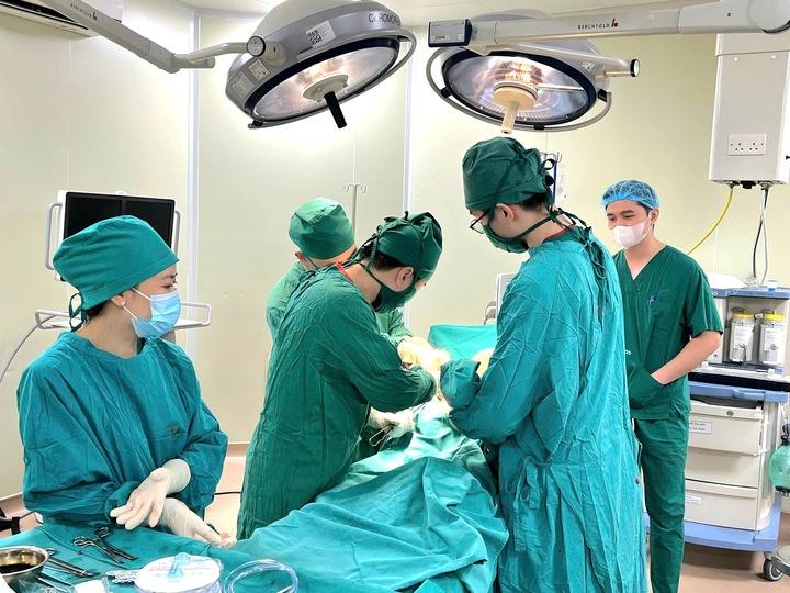 Ca mổ thần tốc 40 phút cứu cụ bà 101 tuổi- Ảnh 1.