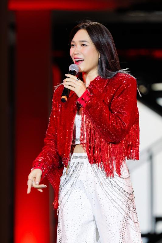 Mỹ Tâm cởi phăng áo khoe trọn visual nữ thần, set diễn đỉnh cao “tiễn” 2025 tại HOZO CITY TẾT FEST- Ảnh 1.