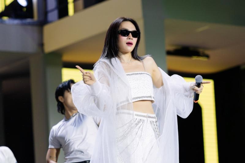 Mỹ Tâm cởi phăng áo khoe trọn visual nữ thần, set diễn đỉnh cao “tiễn” 2025 tại HOZO CITY TẾT FEST- Ảnh 4.