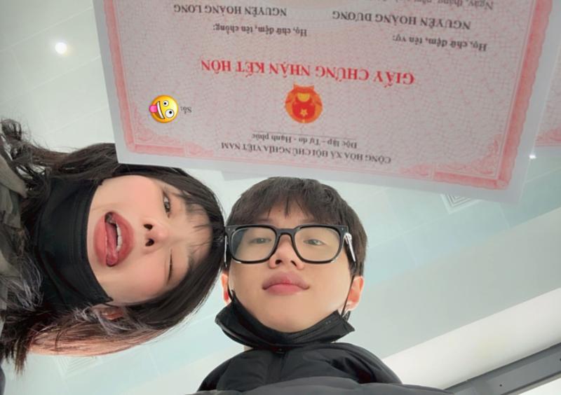 1 nam rapper Việt và quản lý đăng ký kết hôn- Ảnh 1.
