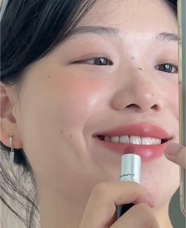 Có hãng son cứ trời lạnh là chiếm sóng MXH: Quá nhiều màu hot trend, lên môi slay thôi rồi!- Ảnh 2.