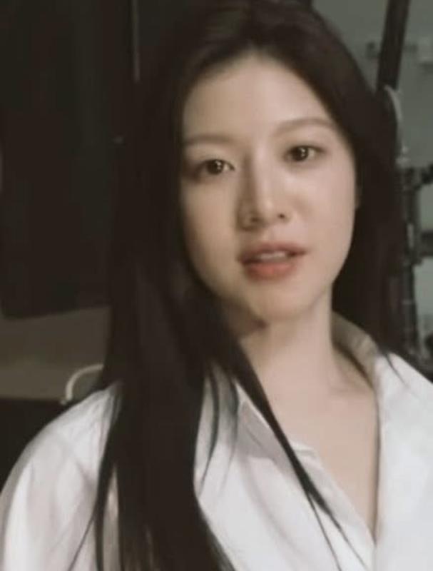 Tình mới của Kim Seon Ho quá giống Kim Ji Won, nói “2 giọt nước” cũng không oan- Ảnh 1.