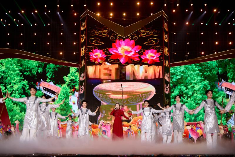 Nữ ca sĩ được chọn diễn ở Đại hội Đảng: Giọng hát thực lực hàng đầu Vbiz, ở ẩn 5 năm vẫn là bạch nguyệt quang- Ảnh 2.