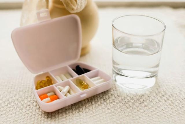 Cùng là "thần dược" cho nhan sắc nhưng uống Vitamin A và Vitamin E cùng lúc được không? Chuyên gia cảnh báo 3 lưu ý "sống còn"- Ảnh 1.