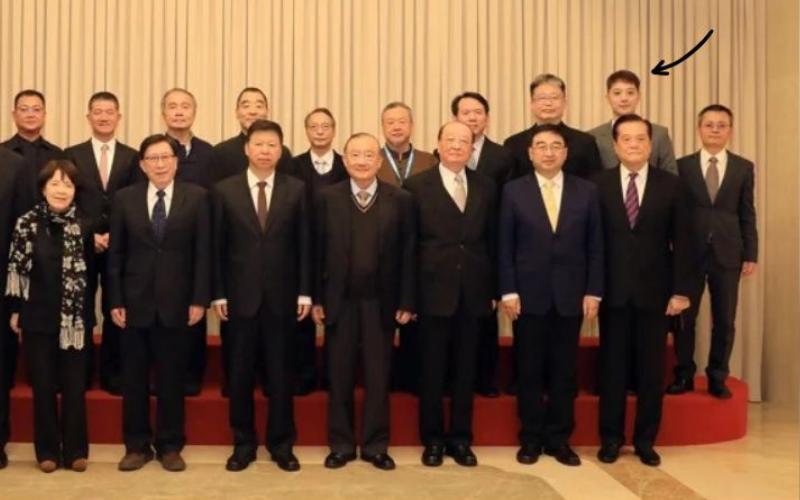 Bản tin thời sự xuất hiện 1 nam thần tại hội nghị thượng đỉnh, 23 tuổi là công chức - đại biểu của giới văn hoá- Ảnh 1.
