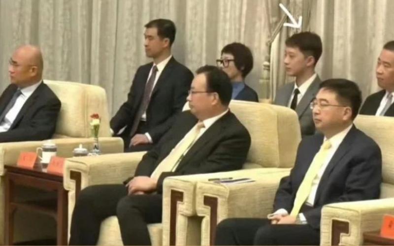 Lại Quán Lâm xuất hiện trong bộ vest xám, tóc cắt ngắn gọn gàng, vóc dáng đầy đặn hơn và vẻ ngoài nghiêm túc, chững chạc
