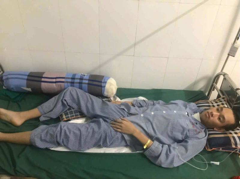 Nam sinh lớp 12 bị đột quỵ khi tắm, ngậm ngùi bỏ dở tương lai vừa mở: Bị liệt nửa người, gia đình liên tiếp gặp biến cố- Ảnh 1.