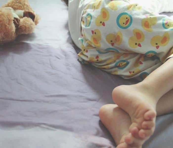 Bé trai 9 tuổi thường xuyên đái dầm ban đêm, bố mẹ đưa đi khám mới phát hiện sự thật gây sốc: Cơ thể "thiếu 1 cơ quan"- Ảnh 1.