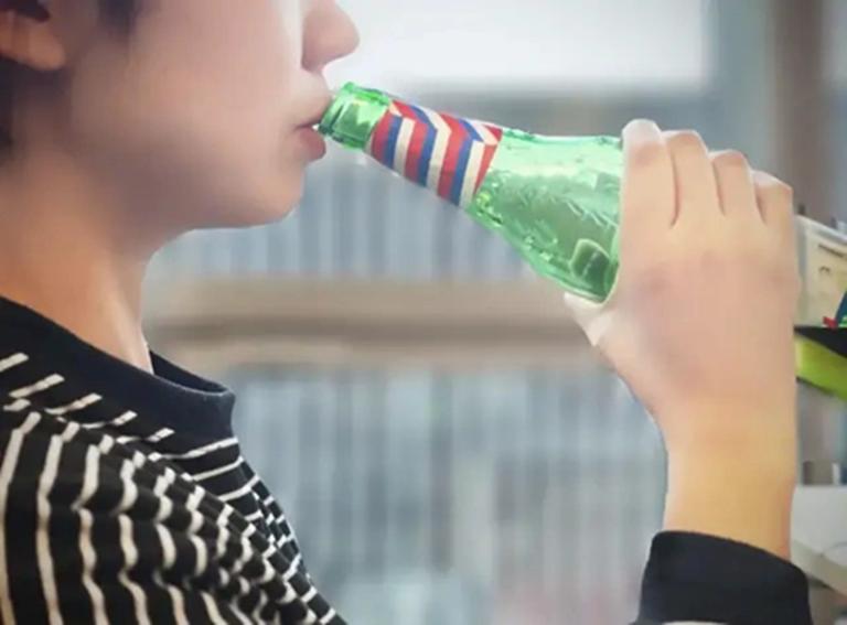 Chàng trai 24 tuổi đột nhiên bị mù sau khi uống 250ml loại nước "vạn người mê"- Ảnh 1.