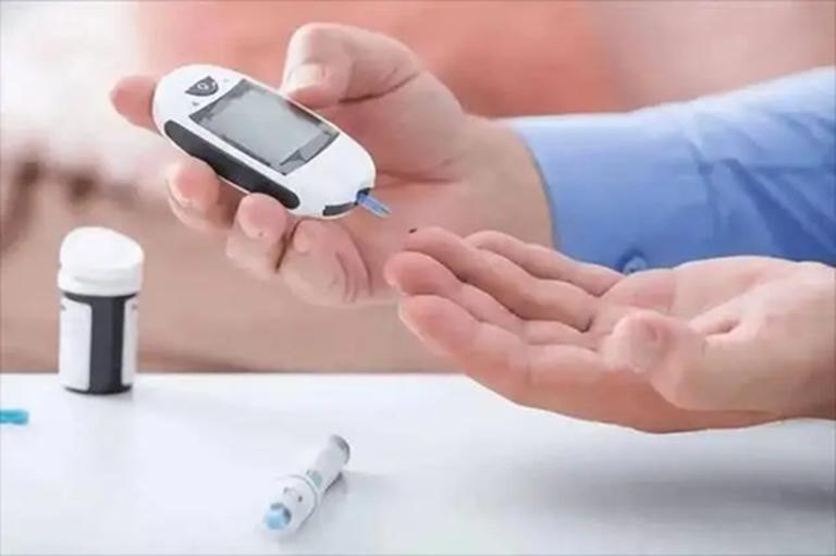 Ngày càng có nhiều người chết vì bệnh tiểu đường, bác sĩ nói thẳng: Thà ngồi chơi cả ngày còn hơn làm 5 việc này- Ảnh 2.
