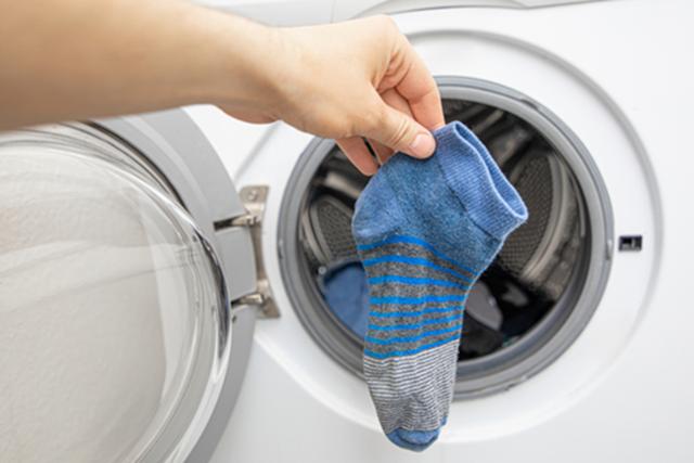 Giặt tất lộn trái hay lộn phải mới đúng?- Ảnh 1.
