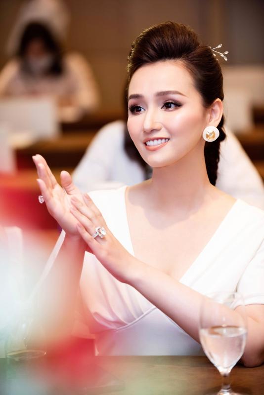 Nữ diễn viên giàu bậc nhất miền Bắc: 40 tuổi cực xinh đẹp, sở hữu chuỗi siêu thị, thích chơi kim cương- Ảnh 4.