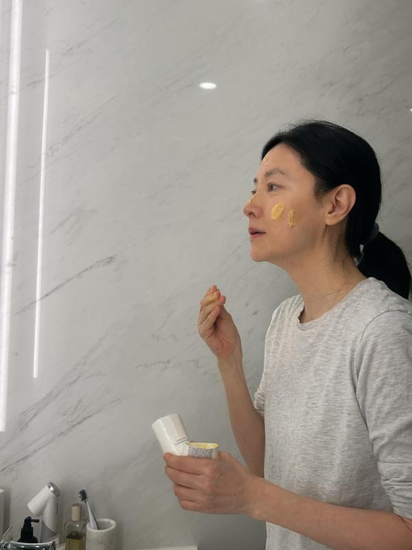 Mỹ nhân 54 tuổi cứ đăng hình là gây xôn xao, chu trình skincare vừa tiết lộ nói lên tất cả- Ảnh 6.