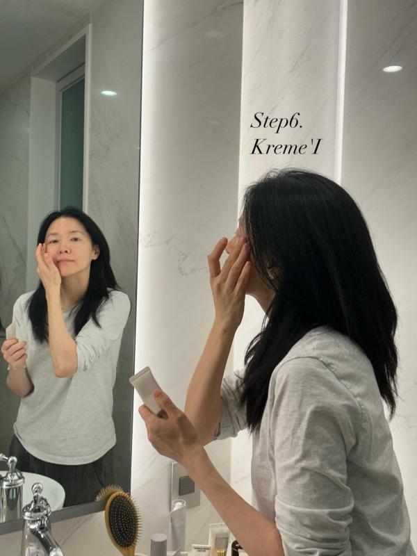 Mỹ nhân 54 tuổi cứ đăng hình là gây xôn xao, chu trình skincare vừa tiết lộ nói lên tất cả- Ảnh 9.