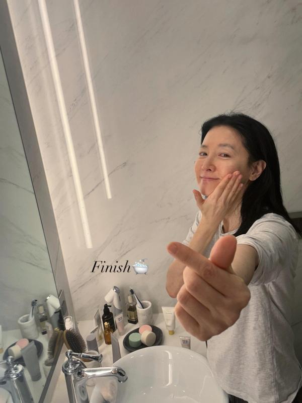 Mỹ nhân 54 tuổi cứ đăng hình là gây xôn xao, chu trình skincare vừa tiết lộ nói lên tất cả- Ảnh 1.