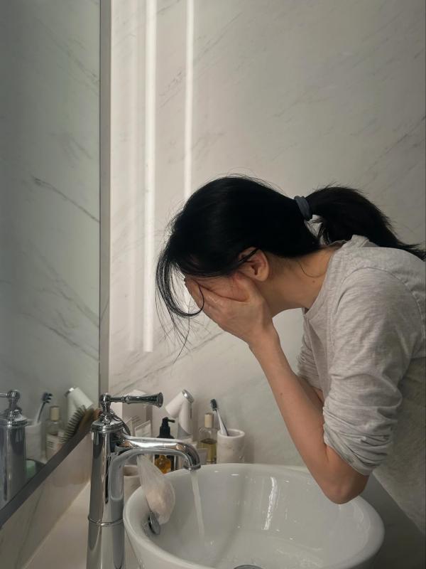 Mỹ nhân 54 tuổi cứ đăng hình là gây xôn xao, chu trình skincare vừa tiết lộ nói lên tất cả- Ảnh 4.