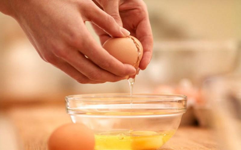 Đập trứng gà lòng đỏ đậm và nhạt khác nhau: Chuyên gia tiết lộ "3 nhớ 2 không" để chọn trứng tốt nhất- Ảnh 1.