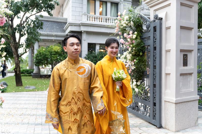 Cận cảnh cặp áo dài vàng toả ra 2 chữ 