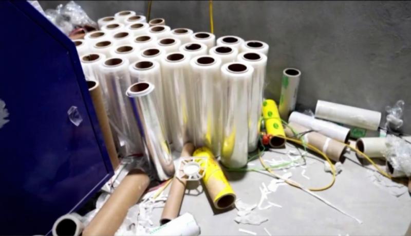 Phát hiện cơ sở sản xuất màng bọc thực phẩm giả chứa chất cấm DEHA ở Hà Nội: Thứ nhà bạn đang dùng có đặc điểm này không?- Ảnh 3.