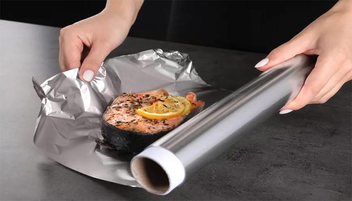 Màng nhôm bọc thực phẩm dùng mặt nào mới đúng?- Ảnh 1.