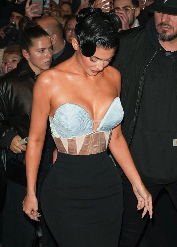Kylie Jenner tự chạm ngực liên tục giữa chốn đông người, chuyện gì vậy?- Ảnh 6.