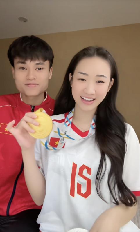 Lộ tin nhắn đầu tiên 