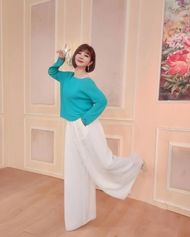 Bước sang tuổi 69, mỹ nhân này vẫn trẻ đẹp ngỡ ngàng: Nhìn như gái ngoài 30 nhờ kết thân 1 loại củ giảm viêm, bảo tồn collagen, bếp người Việt luôn sẵn- Ảnh 2.