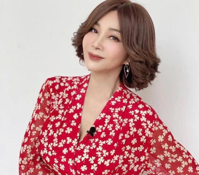 Bước sang tuổi 69, mỹ nhân này vẫn trẻ đẹp ngỡ ngàng: Nhìn như gái ngoài 30 nhờ kết thân 1 loại củ giảm viêm, bảo tồn collagen, bếp người Việt luôn sẵn- Ảnh 4.