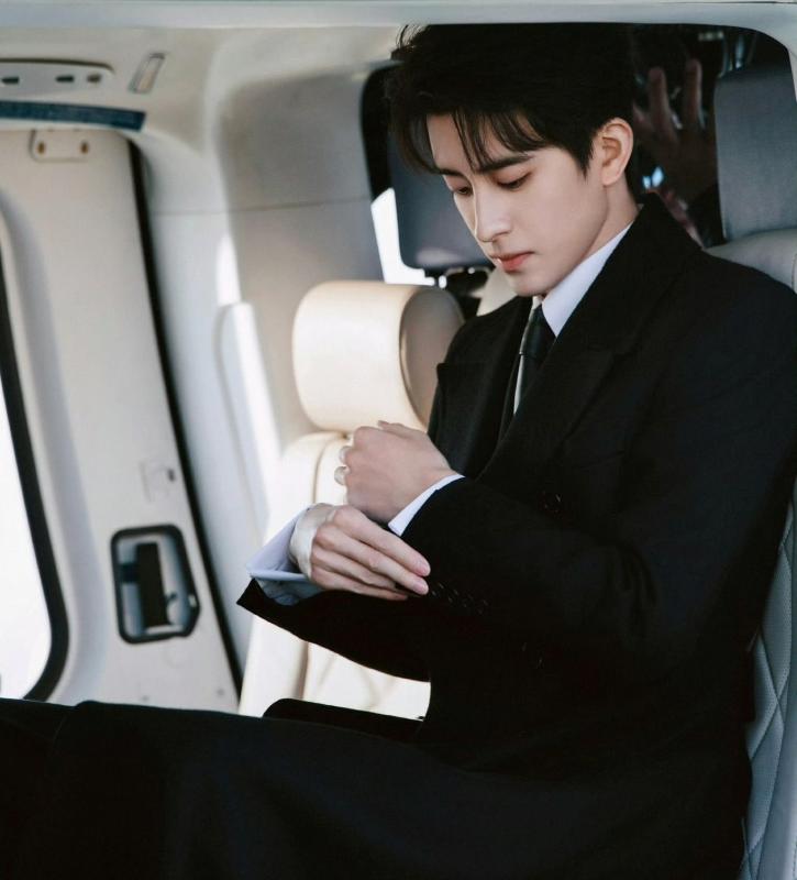 Tổng tài ngày đi làm bằng trực thăng, tối lái Bentley dạo phố: Visual tuyệt đối ngôn tình không bút mực nào tả nổi- Ảnh 5.