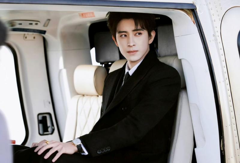 Tổng tài ngày đi làm bằng trực thăng, tối lái Bentley dạo phố: Visual tuyệt đối ngôn tình không bút mực nào tả nổi- Ảnh 3.