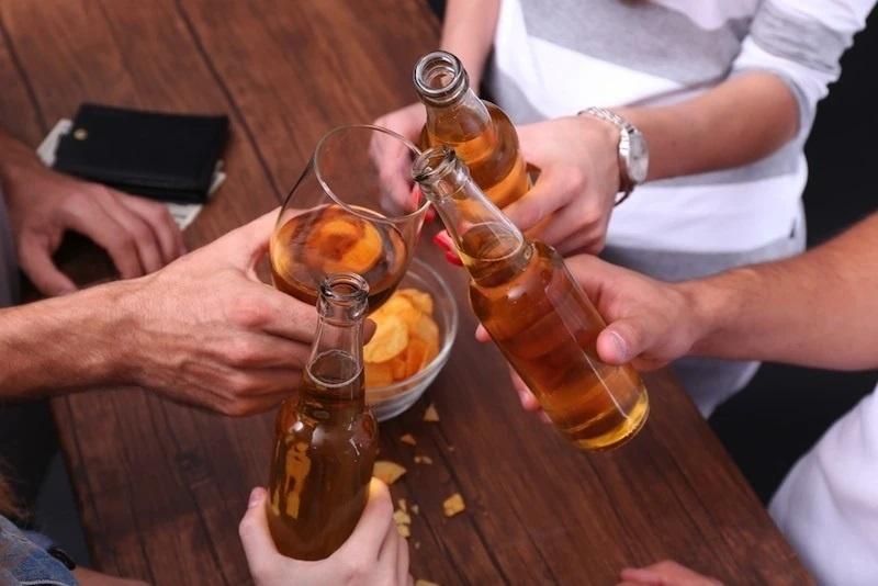 Cuối năm nhậu nhẹt dồn dập, bác sĩ lên tiếng cảnh báo nguy cơ ngộ độc rượu- Ảnh 3.
