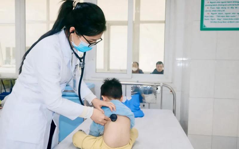 Cấp cứu hai bệnh nhi ăn nhầm mì tôm tẩm... thuốc diệt chuột- Ảnh 1.