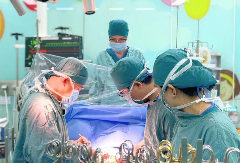 Đại phẫu ‘2 trong 1’ cứu bệnh nhi mắc bệnh lý kép hiếm gặp- Ảnh 1.