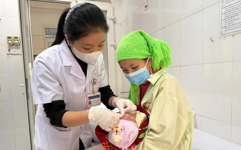 Cảnh báo nhỏ sữa mẹ, chanh vào mắt trẻ sơ sinh- Ảnh 1.