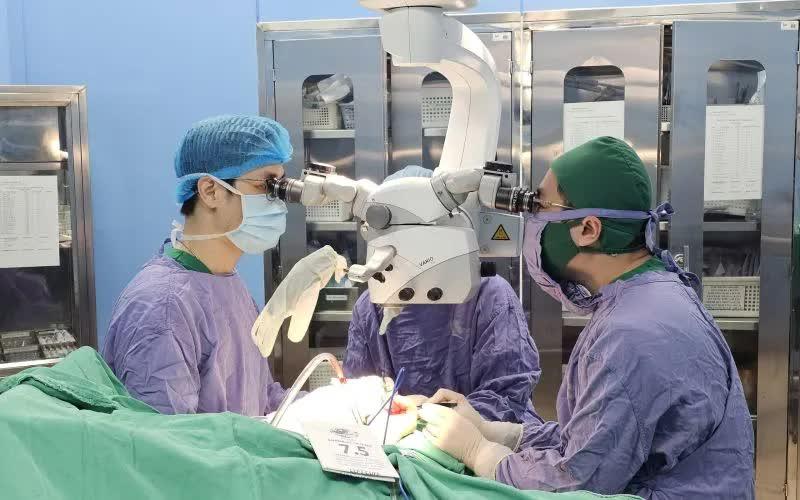 Vi phẫu nối chi thể đứt rời cứu bàn tay tổn thương phức tạp- Ảnh 1.