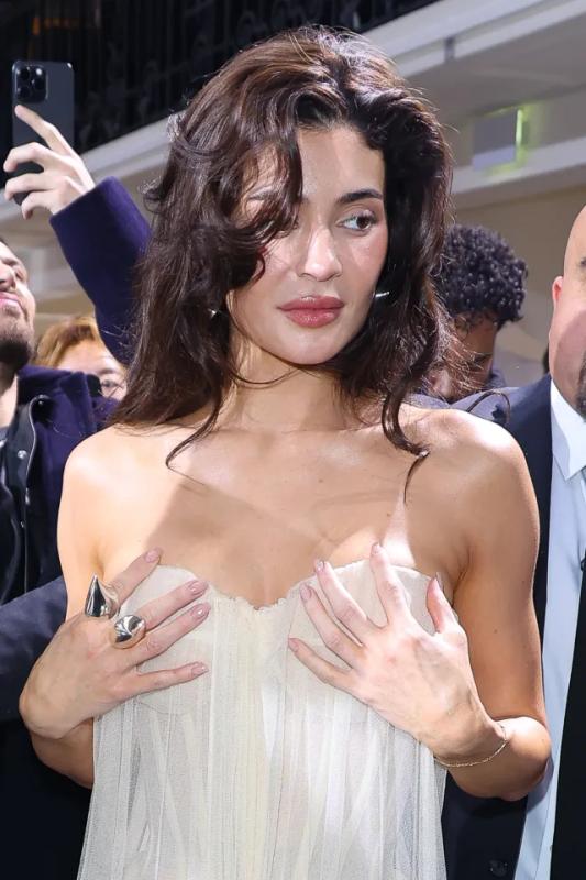 Kylie Jenner tự chạm ngực liên tục giữa chốn đông người, chuyện gì vậy?- Ảnh 7.