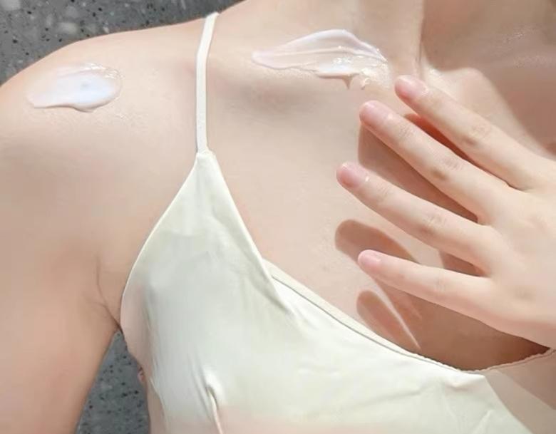 Nữ lập trình viên VÔ TÌNH phát hiện ung thư vú cực nguy hiểm nhờ cảm giác "là lạ" khi bôi kem dưỡng da- Ảnh 1.