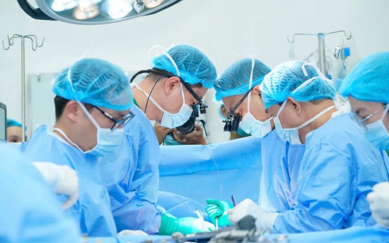 Trước thềm năm mới 2026: Ghép tim xuyên đêm cứu bệnh nhi suy tim giai đoạn cuối- Ảnh 1.