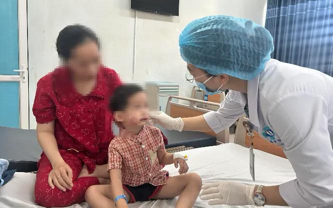 Chó thả rông cắn ngay trước nhà, bé trai phải khâu gần 20 mũi- Ảnh 1.