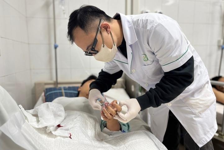 Thiếu niên 15 tuổi dập nát hai bàn tay vì pháo tự chế- Ảnh 1.
