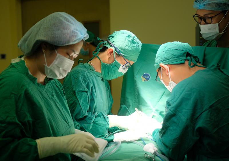 Nam công nhân suýt lìa đầu vì bị cửa thang máy kẹp cổ- Ảnh 1.