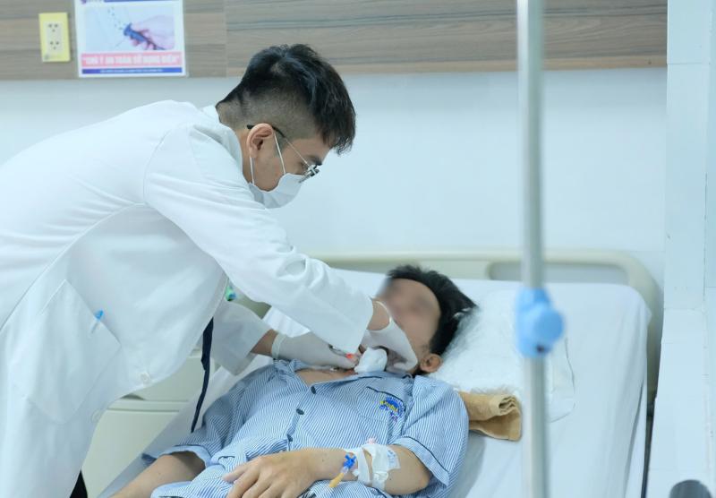 Nam công nhân suýt lìa đầu vì bị cửa thang máy kẹp cổ- Ảnh 2.